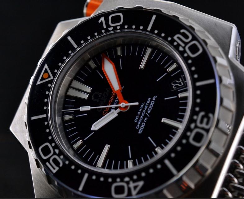 The black dials replica Omega Seamaster Ploprof 1200M 224.32.55.21.01.002 watches have white luminant hour marks, hands and date windows.