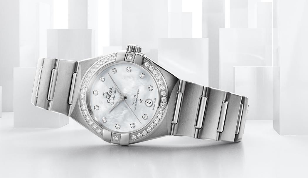 The 18k white gold fake watches are decorated with diamonds.