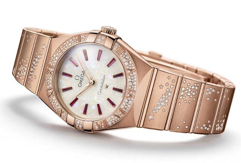 The precious copy watches are decorated with diamonds.