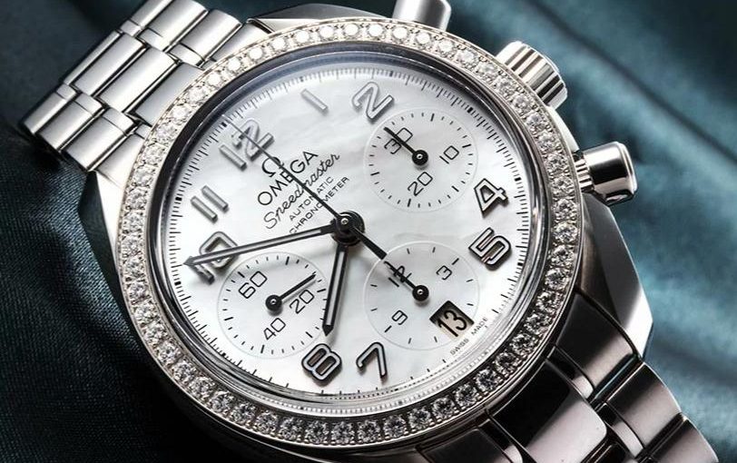The stainless steel copy watches have white dials.