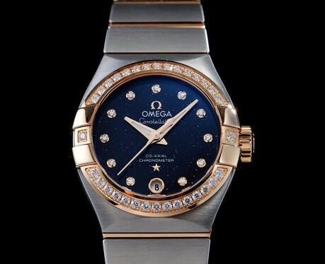 The blue starry sky dial looks mysterious and charming.